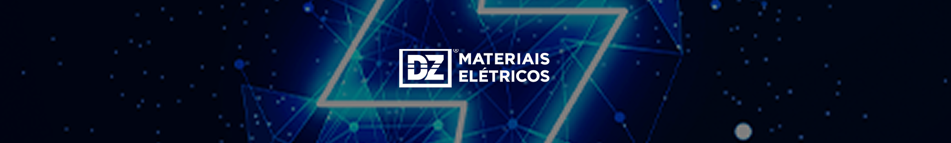 homem olhando material eletrico